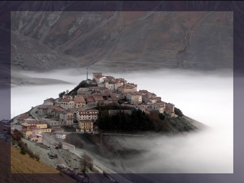La-nebbia-alba-Castelluccio-Norcia